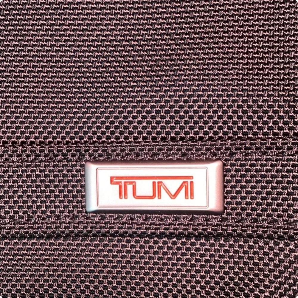 Tumi slip your